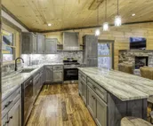 Luxe Modern Chalet - Hot Tub, Wi-Fi, Fire Pit, Daybed, Game Room - Mins to BR!