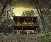 Luxe Modern Chalet - Hot Tub, Wi-Fi, Fire Pit, Daybed, Game Room - Mins to BR!