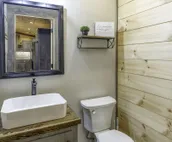 Luxe Modern Chalet - Hot Tub, Wi-Fi, Fire Pit, Daybed, Game Room - Mins to BR!