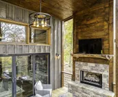 Luxe Modern Chalet - Hot Tub, Wi-Fi, Fire Pit, Daybed, Game Room - Mins to BR!