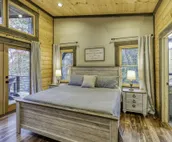 Luxe Modern Chalet - Hot Tub, Wi-Fi, Fire Pit, Daybed, Game Room - Mins to BR!
