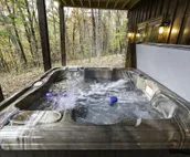 Luxe Modern Chalet - Hot Tub, Wi-Fi, Fire Pit, Daybed, Game Room - Mins to BR!