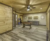 Luxe Modern Chalet - Hot Tub, Wi-Fi, Fire Pit, Daybed, Game Room - Mins to BR!
