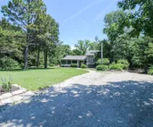 An Updated, Secluded family friendly home with Fast Wifi