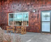 Ideally Located Alaskan Getaway w/ Patio & Hot Tub