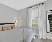 Cozy Cottage in the Heart of Hyde Park by RedAwning