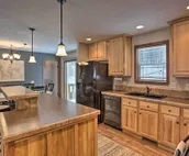 ‘14A Getaway’ Family House with Large Deck!