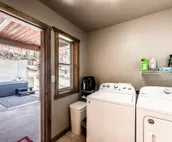 The Great Escape | Gas Grill, Hot Tub, Fireplace!