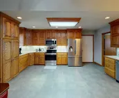 Spacious 6 bedroom house with a hot tub!!!
