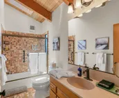 Luxe Designer Oceanfront, Courtyard, Dog-Friendly