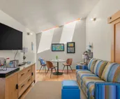 Luxe Designer Oceanfront, Courtyard, Dog-Friendly