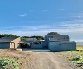 Luxe Designer Oceanfront, Courtyard, Dog-Friendly