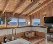 Luxe Designer Oceanfront, Courtyard, Dog-Friendly