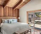 Luxe Designer Oceanfront, Courtyard, Dog-Friendly