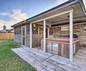 Home w/ Screened Porch ~ 10 Miles to Dtwn OKC!