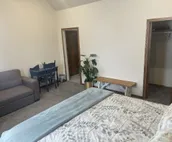 4 bedrooms 3 bath, Tranquil Home, Master suite & Jet tub, Mins from Hot Springs