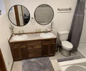 4 bedrooms 3 bath, Tranquil Home, Master suite & Jet tub, Mins from Hot Springs