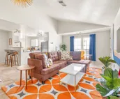 Dallas Retro House | KING Bed & Backyard