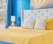 Dallas Retro House | KING Bed & Backyard