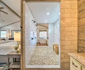 Chic Woodlands Escape w/ Hot Tub & Fire Pit!