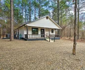 Chic Woodlands Escape w/ Hot Tub & Fire Pit!