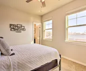 Edmond Oasis w/ Rooftop Lounge: Walk to Dtwn!