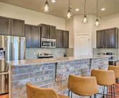 Edmond Oasis w/ Rooftop Lounge: Walk to Dtwn!