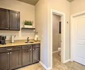 Edmond Oasis w/ Rooftop Lounge: Walk to Dtwn!