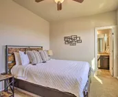 Edmond Oasis w/ Rooftop Lounge: Walk to Dtwn!
