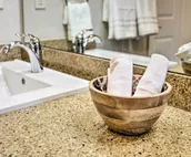 Edmond Oasis w/ Rooftop Lounge: Walk to Dtwn!