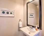 Edmond Oasis w/ Rooftop Lounge: Walk to Dtwn!