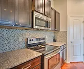 Edmond Oasis w/ Rooftop Lounge: Walk to Dtwn!
