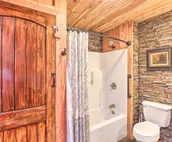 Quiet, Historic Manor: Located in Ghost Town!