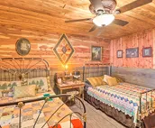 Quiet, Historic Manor: Located in Ghost Town!