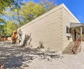 Quiet, Historic Manor: Located in Ghost Town!