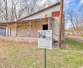 Quiet, Historic Manor: Located in Ghost Town!