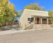 Quiet, Historic Manor: Located in Ghost Town!