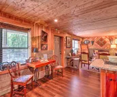 Quiet, Historic Manor: Located in Ghost Town!