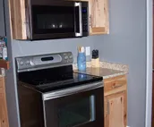 Pet Friendly cute, clean home in proximity to Fort Wayne and major highways