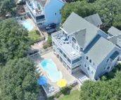 Dog-friendly golf getaway by the beach with private pool, hot tub & deck