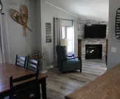 Lake View cottage, secluded, quiet, total remodel, 3 king beds