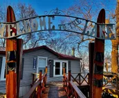 Lake View cottage, secluded, quiet, total remodel, 3 king beds