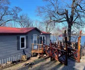 Lake View cottage, secluded, quiet, total remodel, 3 king beds