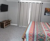 Lake View cottage, secluded, quiet, total remodel, 3 king beds