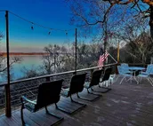 Lake View cottage, secluded, quiet, total remodel, 3 king beds