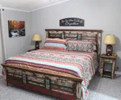 Lake View cottage, secluded, quiet, total remodel, 3 king beds