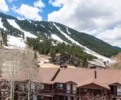 2-story townhome with mountain & ski views, wood-burning fireplace - near lifts