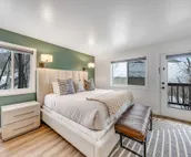 Comfortable condo with fireplace & washer/dryer - close to slopes