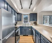 Comfortable condo with fireplace & washer/dryer - close to slopes