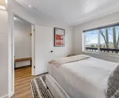 Comfortable condo with fireplace & washer/dryer - close to slopes